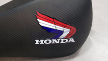 Cargar imagen en el visor de la galería, HONDA EN FIBRA DE CARBONO HFC-122 Lámina para hidroimpresión fibra de carbono