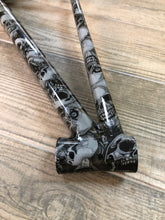 Lade das Bild in den Galerie-Viewer, HLC-056 Lámina hidroimpresión llamas y calaveras