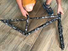 Lade das Bild in den Galerie-Viewer, HLC-056 Bicicleta hidroimpresión llamas y calaveras