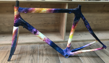 Lade das Bild in den Galerie-Viewer, HOT-069 Bicicleta Hidroimpresión | Lámina hidrográfica universo