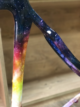 Lade das Bild in den Galerie-Viewer, HOT-069 Bicicleta Hidroimpresión | Lámina hidrográfica universo